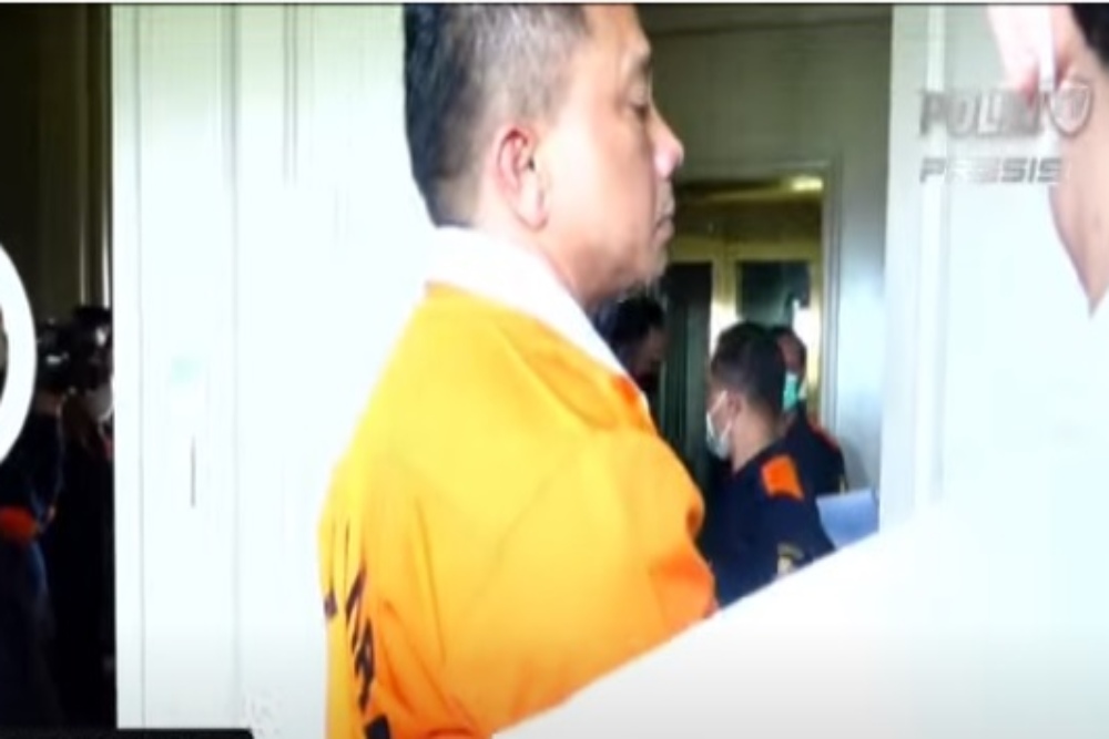  Penampakan Ferdy Sambo Kenakan Baju Tahanan Oranye