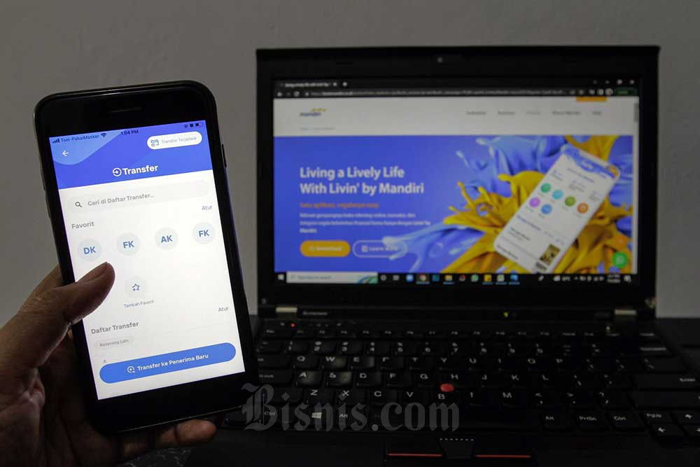 Nasabah melakukan transaksi BI Fast melalui aplikasi Livin by Mandiri di Jakarta. Bisnis/Fanny Kusumawardhani