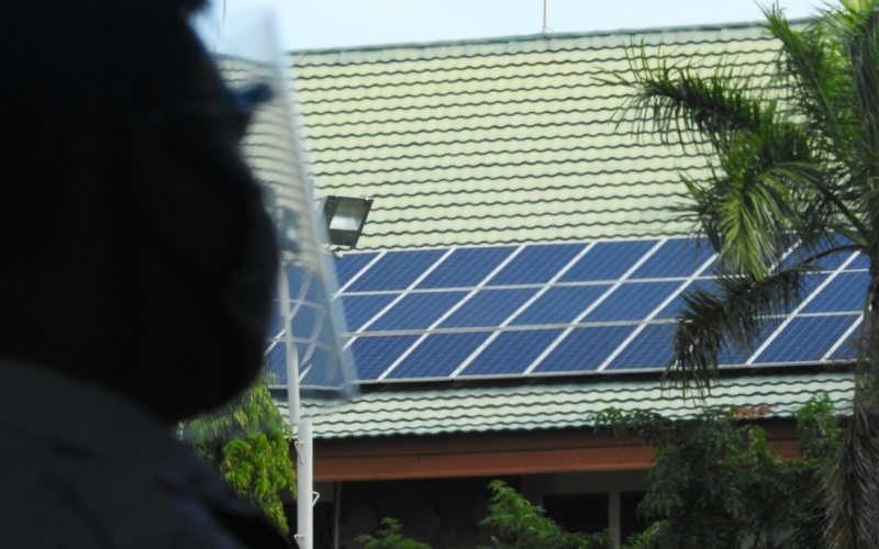 PLTS atap terpasang di sebuah gedung di Denpasar, Bali./Bisnis-Feri Kristianto