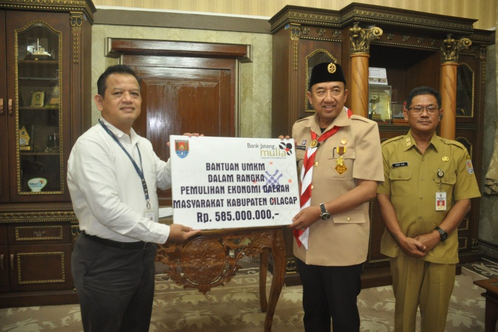  Bank Jateng Cilacap Serahkan Bantuan Pemulihan Ekonomi Rp585 Juta