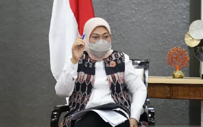 Menaker Ida Fauziyah dalam konferensi pers virtual Kementerian Ketenagakerjaan (Kemnaker) yang dipantau dari Jakarta pada Senin (12/4/2021)./Antararn