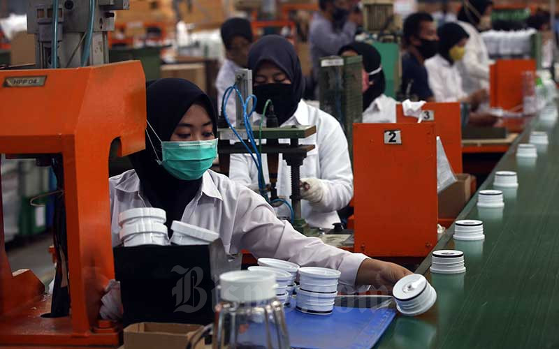 Pekerja menyelesaikan pembuatan perangkat alat elektronik rumah tangga di PT Selaras Citra Nusantara Perkasa (SCNP), Kabupaten Bogor, Jawa Barat, Rabu (19/8/2020). Bisnis/Abdullah Azzam