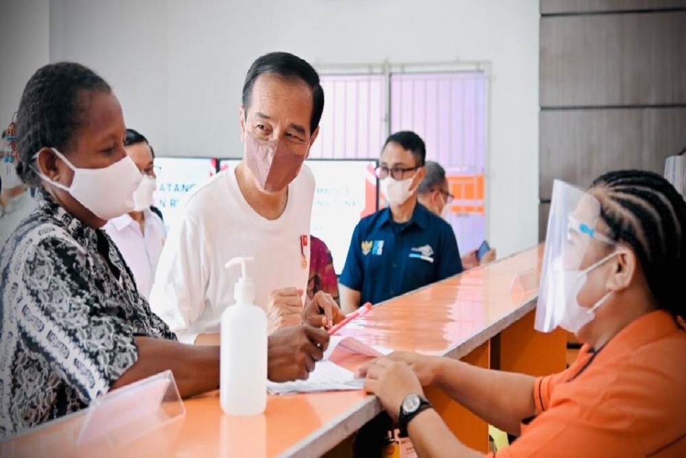 Jokowi Kunjungi Kantor Pos Jelang Harga BBM Naik, Ada Apa?