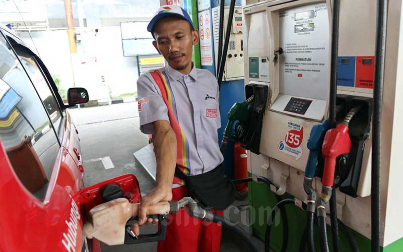 Petugas melakukan pengisian bahan bakar minyak di salah satu Stasiun Pengisian Bahan Bakar Umum (SPBU) di Jakarta, Sabtu (14/3/2020). /Bisnis-Eusebio Chrysnamurti