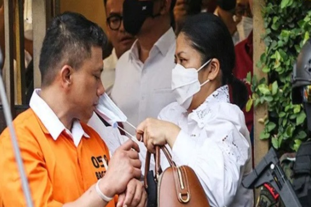Tersangka Irjen Ferdy Sambo (kiri) bersama Istrinya tersangka Putri Candrawathi (kanan) keluar dari rumah dinasnya yang menjadi TKP pembunuhan Brigadir J di Jalan Duren Tiga Barat, Kompleks Polri Duren Tiga, Jakarta, Selasa (30/8/2022)./Antara