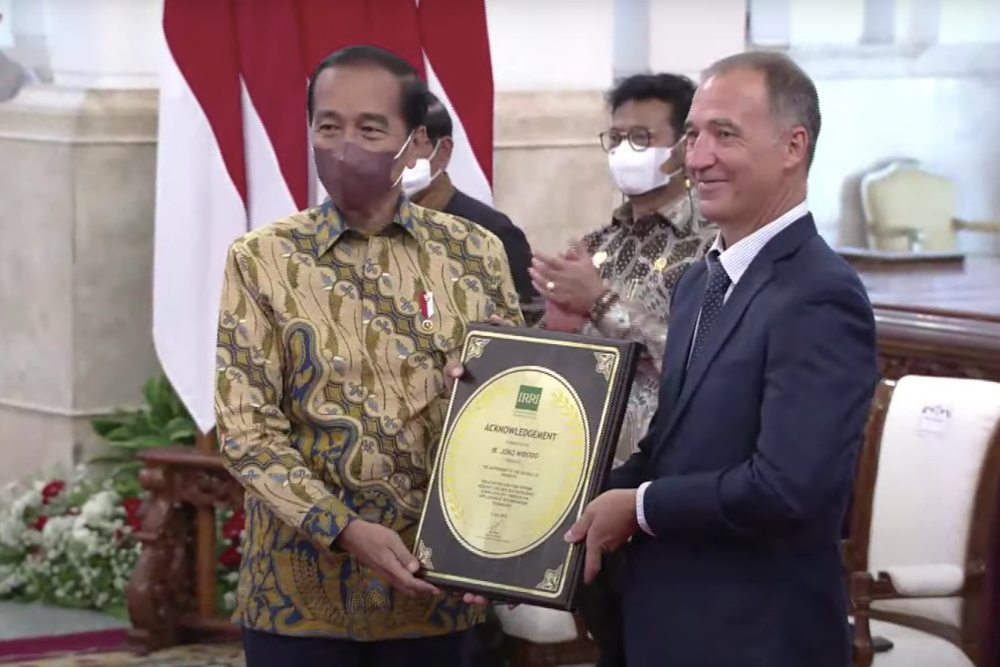 Presiden Jokowi menerima Penghargaan dari IRRI yang diserahkan oleh Dirjen IRRI Jean Balie, di Istana Negara, Jakarta, Minggu (14/8/2022) - Dok. Setkab.