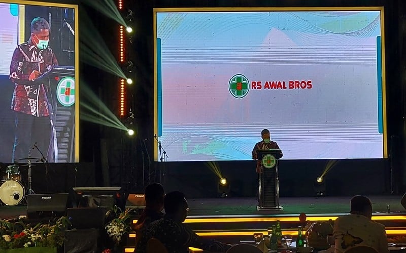 CEO Rumah Sakit Awal Bros Group, Ir Arfan Awaloeddin MARS saat memberikan sambutan pada malam puncak peringatan HUT ke-24 RS Awal Bros Group. Kini rumah sakit tersebut memiliki 8 jaringan RS yang melayani masyarakat di Riau dan Kepri. /Istimewa