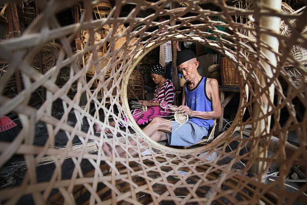  Perajin di Surabaya Membuat Perabotan Rumah Tangga Berbahan Rotan