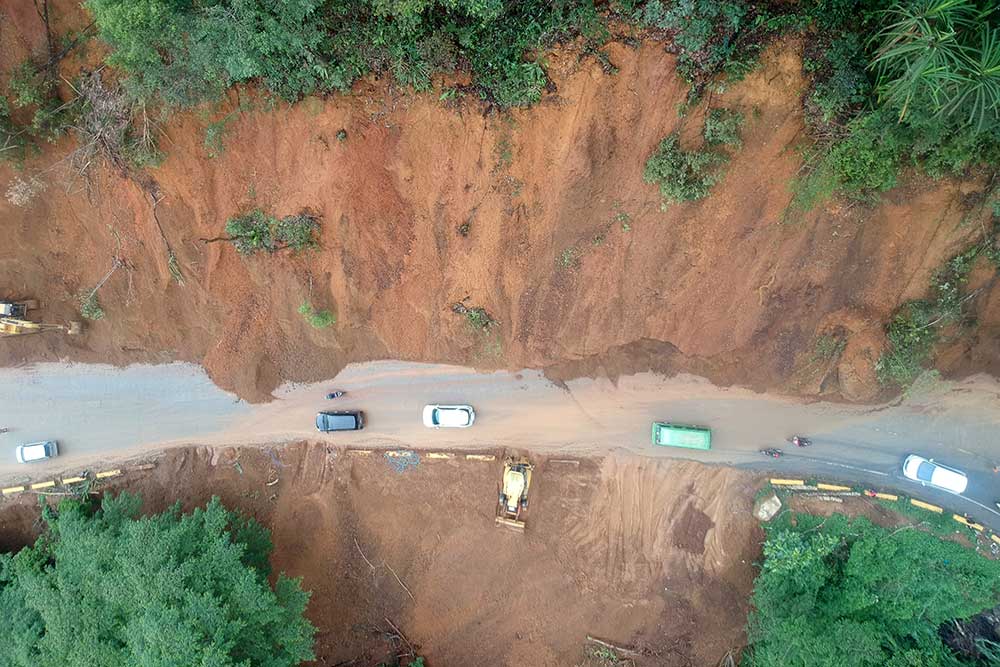  Pemerintah Percepat Penanganan Dampak Tanah Longsor di Jalan Sitinjau Lauik Sumbar