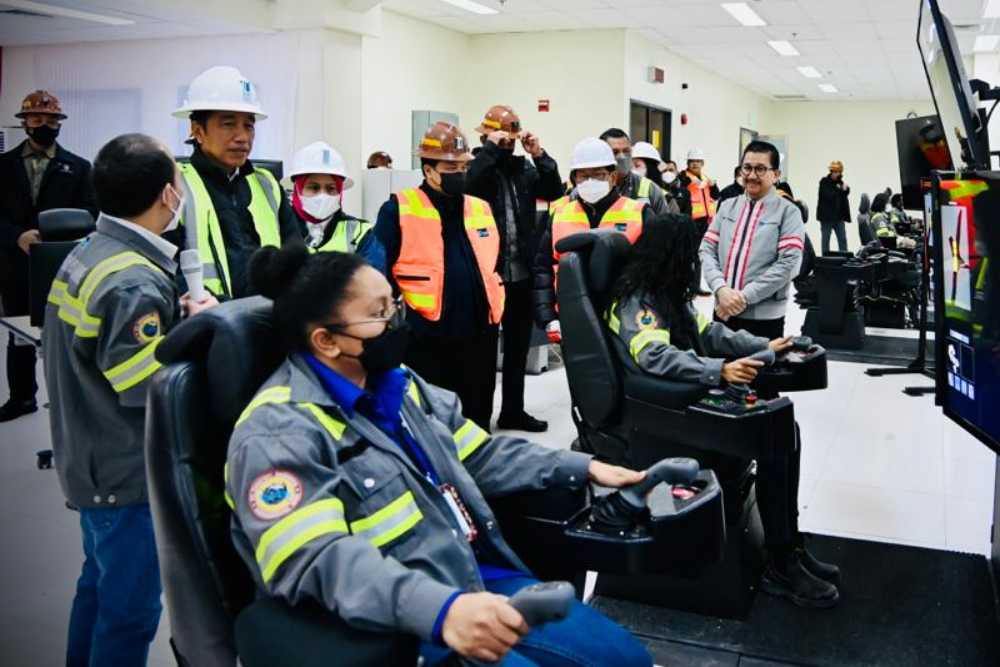  Jokowi Bangga SDM Indonesia Jadi Operator Alat Tambang 5G di Papua