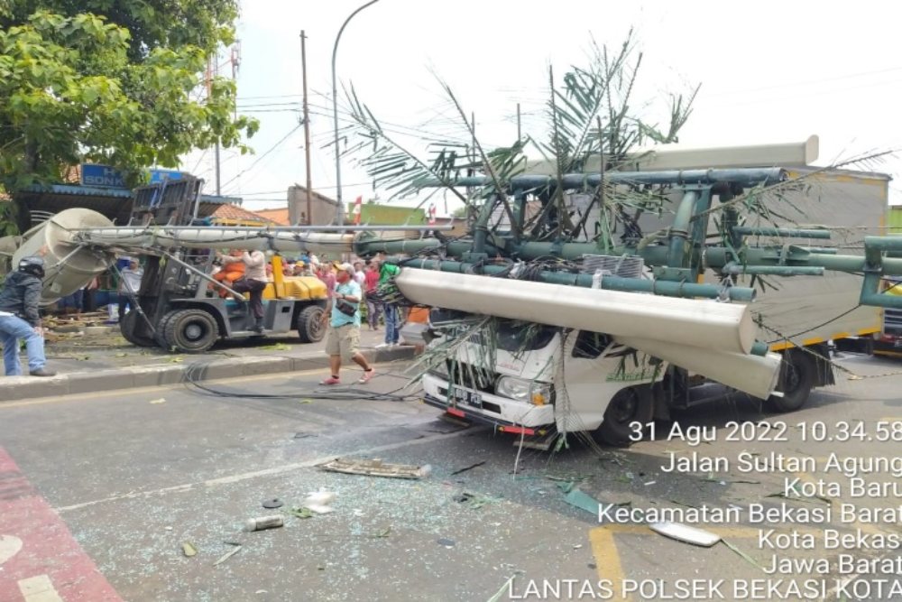 Kecelakaan maut terjadi di Jalan Sultan Agung, Kota Bekasi, Jawa Barat ketika sebuah truk menabrak tiang base transceivers station (BTS) pada Rabu (31/8/2022)./Twitter