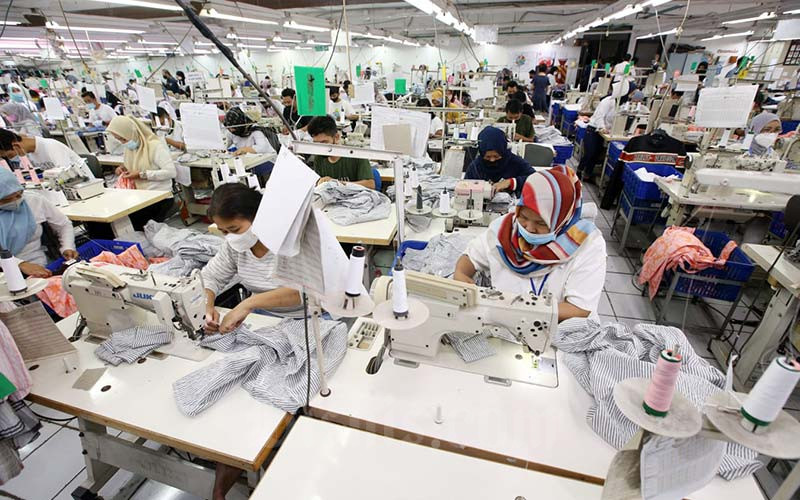 Sejumlah karyawan tengah memproduksi pakaian jadi di salah satu pabrik produsen dan eksportir garmen di Bandung, Jawa Barat, Selasa (25/1/2022). Bisnis/Rachman. Wah, Pelaku Usaha Mulai Hati-Hati Lakukan Ekspansi