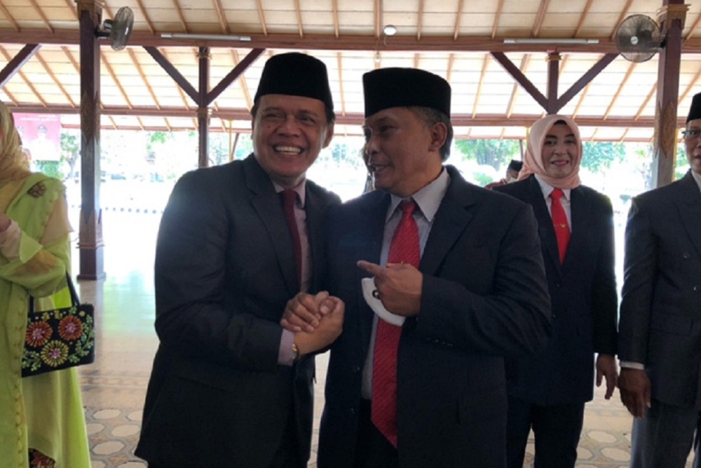 Sekda Kabupaten Cirebon Hilmi Rivai (kiri) dan mantan Sekda Kabupaten Cirebon Rahmat Sutrisno.