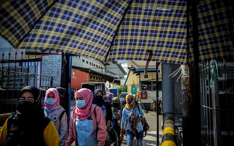 Sejumlah pegawai PT Kahatex berjalan keluar kawasan pabrik di Kabupaten Sumedang, Jawa Barat, Rabu (17/6/2020). Data dari Kementerian Ketenagakerjaan mencatat, per 27 Mei 2020 sebanyak 3.066.567 pekerja dikenai pemutusan hubungan kerja dan dirumahkan akibat pandemi Covid-19. ANTARA FOTO/Raisan Al Farisi