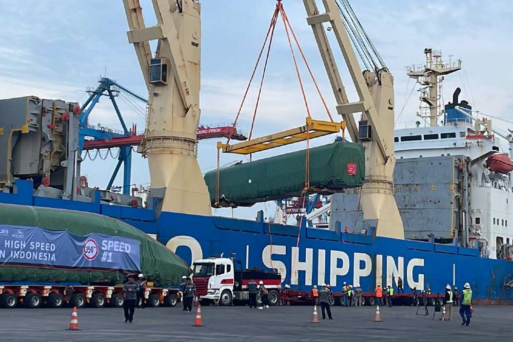  Akhirnya! Rangkaian Kereta Cepat Jakarta-Bandung Tiba di Tanjung Priok