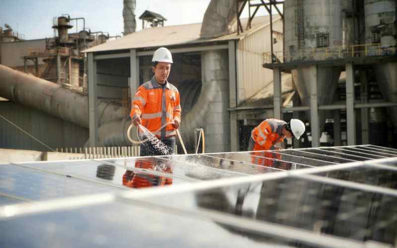  SIG Manfaatkan Solar Panel Dukung Transformasi Energi
