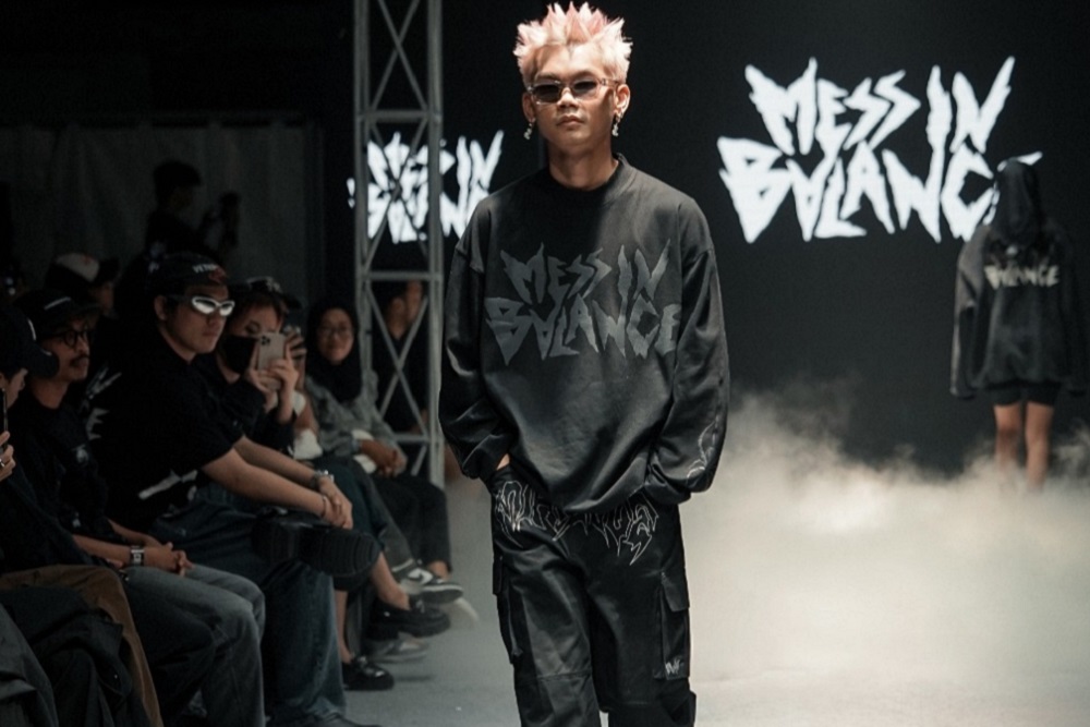  2 Brand Lokal Bandung Sukses Gelar Runway Show di Hanggar Bandara Husein