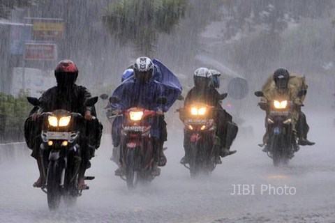 Pengendara sepeda motor menembus hujan deras./Ilustrasi-JIBI Photo