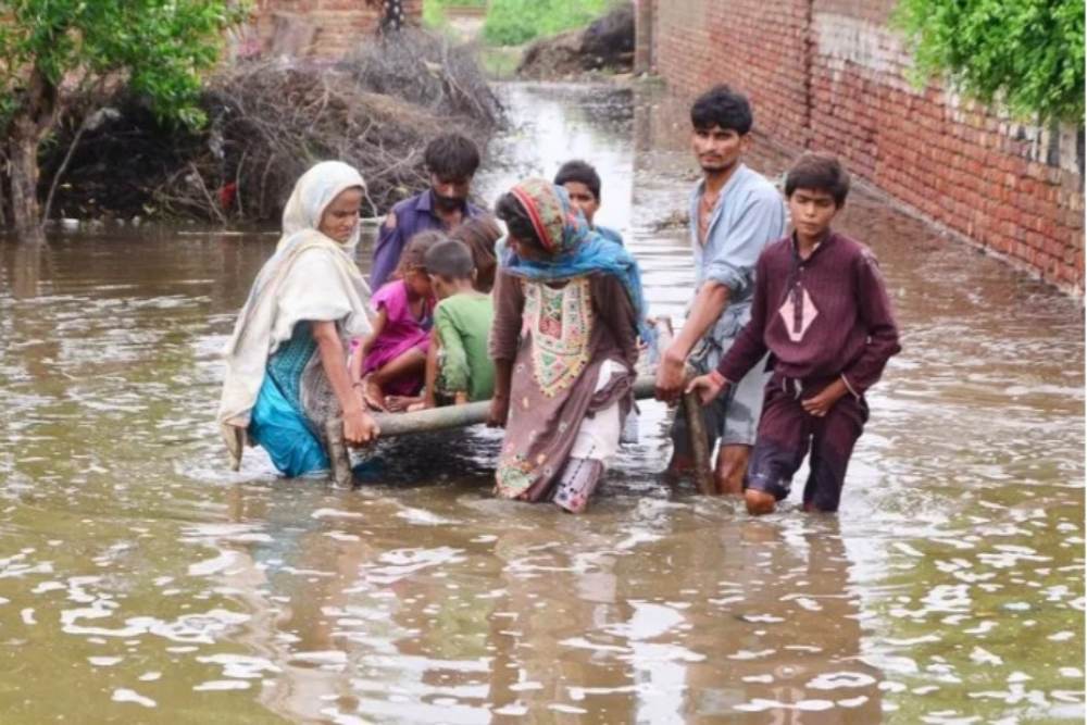 Sejumlah pakar mengatakan bahwa para korban banjir di Pakistan baru-baru ini membutuhkan bantuan darurat seperti makanan yang sudah dimasak, makanan kering bernutrisi, air minum dan persediaan lainnya untuk membantu mereka mengatasi bencana tersebut./Antara