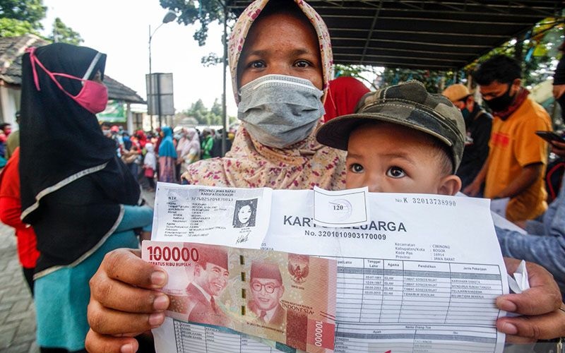 Seorang warga di Jawa Barat menerima bantuan langsung tunai (BLT) yang diberikan oleh pemerintah selama pandemi Covid-19/Antara