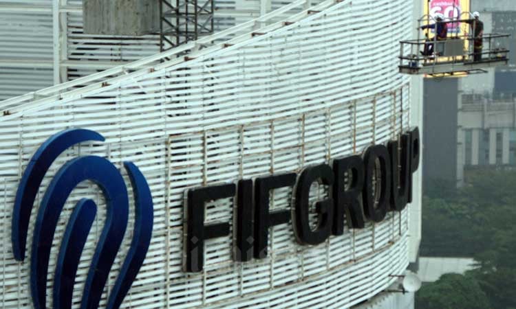 Pekerja beraktifitas di dekat logo FIF Group, Jakarta, Sabtu (29/2/2020). Bisnis/Himawan L Nugraha 