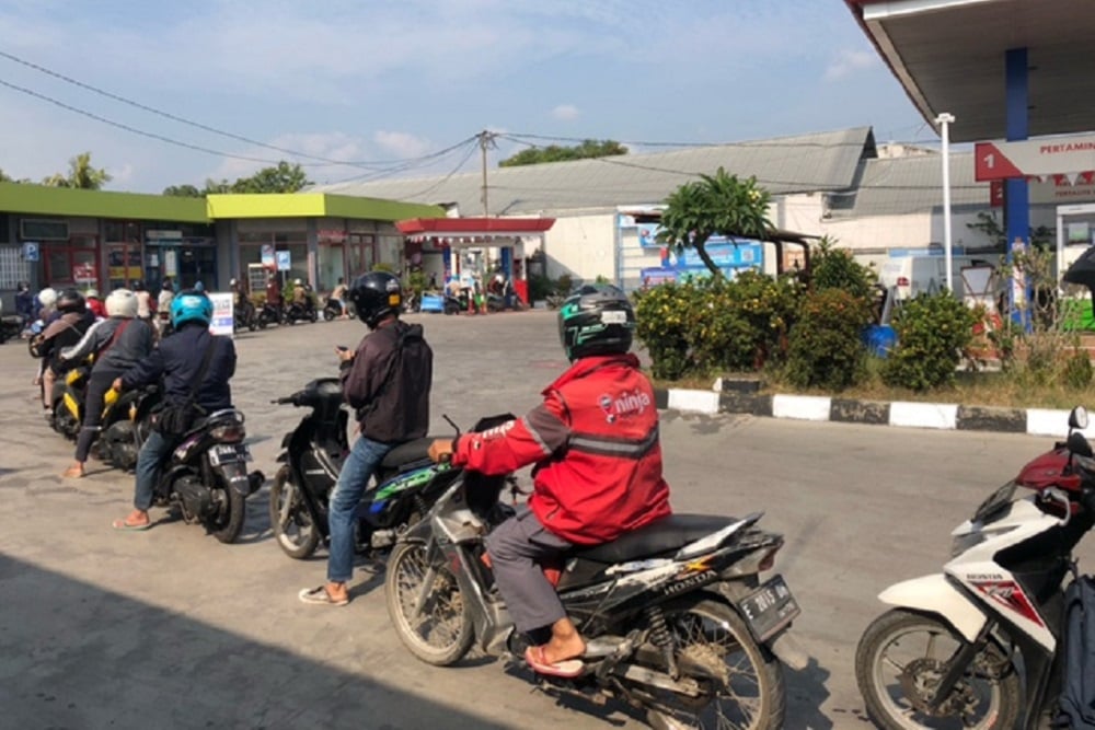  Harga BBM Naik, Antrean Panjang Terjadi di SPBU Cirebon