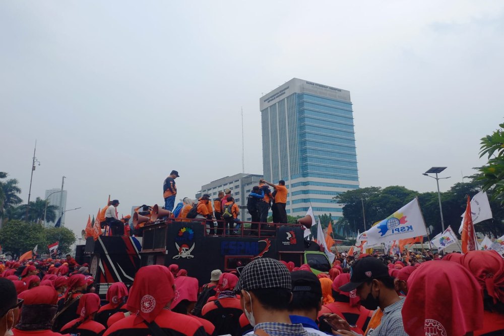  Tolak Kenaikan Harga BBM, Buruh Demo di Depan DPR Hari Ini