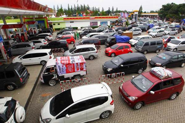 Kendaraan antre untuk mengisi BBM di tempat peristirahatan KM 207 jalan tol Palimanan-Kanci, Jawa Barat, Jumat (23/6)./JIBI-Dwi Prasetya