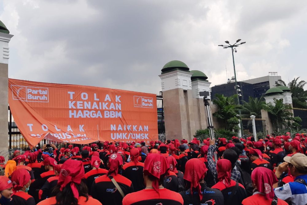 Massa buruh menggelar aksi demo menolak kenaikan harga BBM di depan Gedung DPR RI Jakarta, Selasa (6/9/2022) - BISNIS/Annasa Rizki Kamalina.