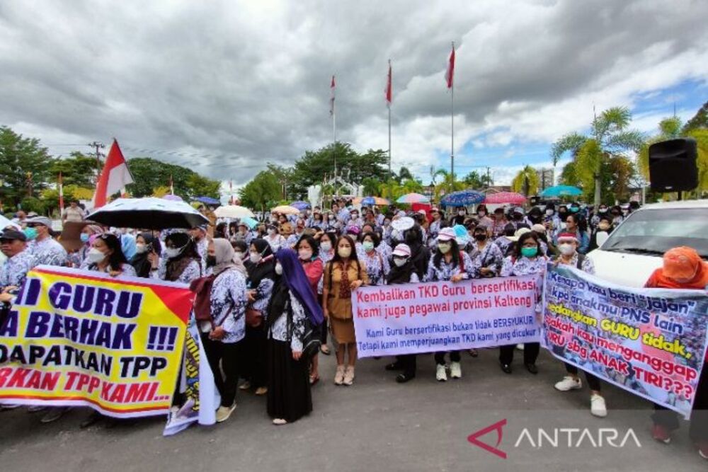 Para guru mendatangi DPRD Kalteng menuntut pengembalian TPP guru sertifikasi, Palangka Raya, Selasa, (6/9/2022)./Antara-Muhammad Arif Hidayat.