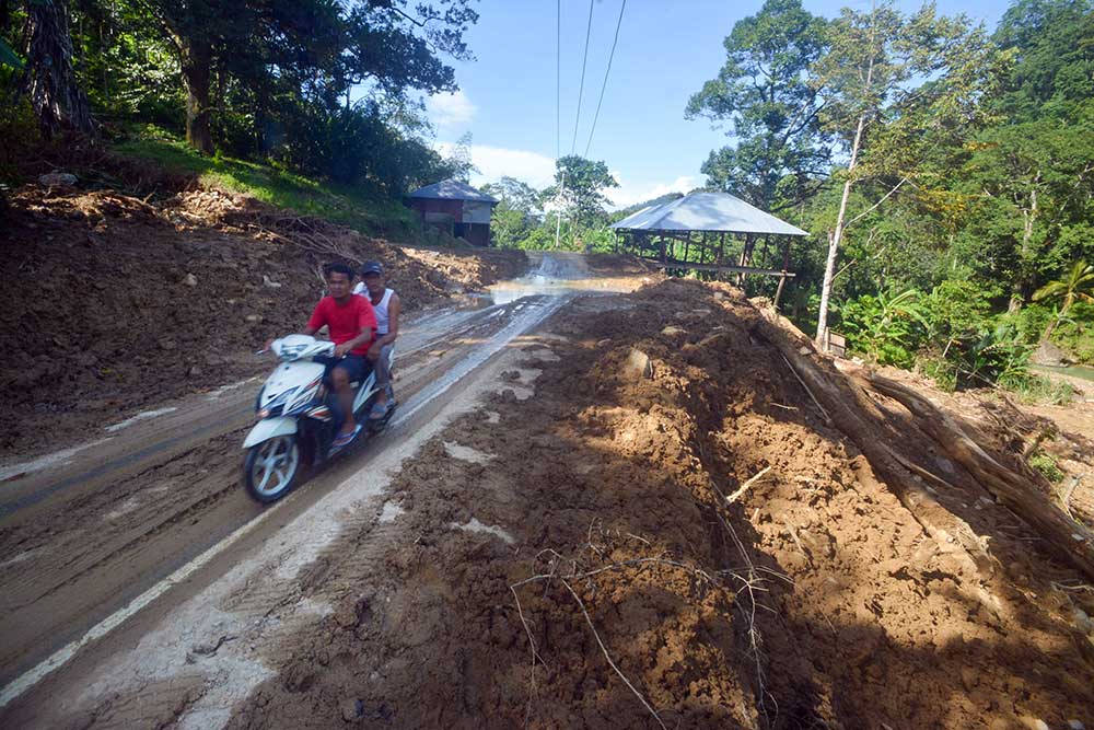  Banjir Bandang di Padang Mengakibatkan Sejumlah Akses Jalan Putus