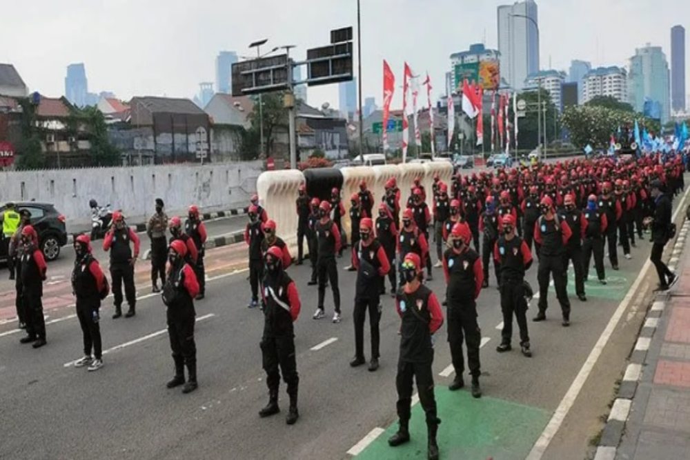 Ratusan buruh menutup Jalan Gatot Subroto depan Gedung Parlemen, Senayan, Jakarta Pusat, Rabu (10/8/2022)./Antara