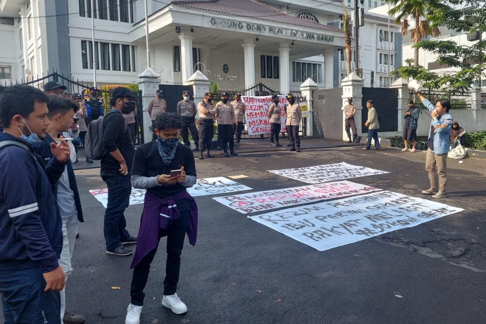 Ratusan mahasiswa yang tergabung dalam Poros Revolusi Mahasiswa Bandung (PRMB) menggelar aksi unjuk rasa menolak kenaikan harga BBM.