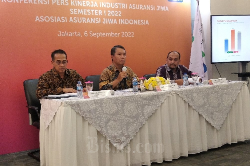 Ketua Umum Asosiasi Asuransi Jiwa Indonesia (AAJI) Budi Tampubolon (tengah)./Bisnis-Aziz Rahadian.