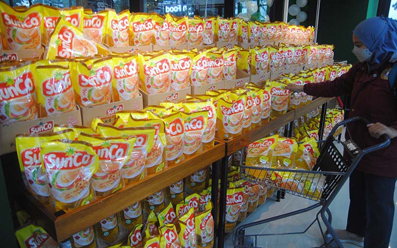 Seorang pengunjung memilih minyak goreng kemasan di Supermarket GS, Mal Boxies123, Bogor, Jawa Barat, Selasa (28/12/2021). /Antara Foto-Arif Firmansyah-tom.rn