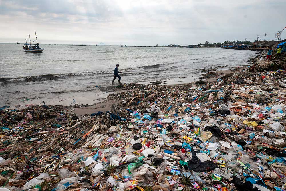  Tumpukan Sampah Memenuhi Bibir Pantai di Pandeglang Banten