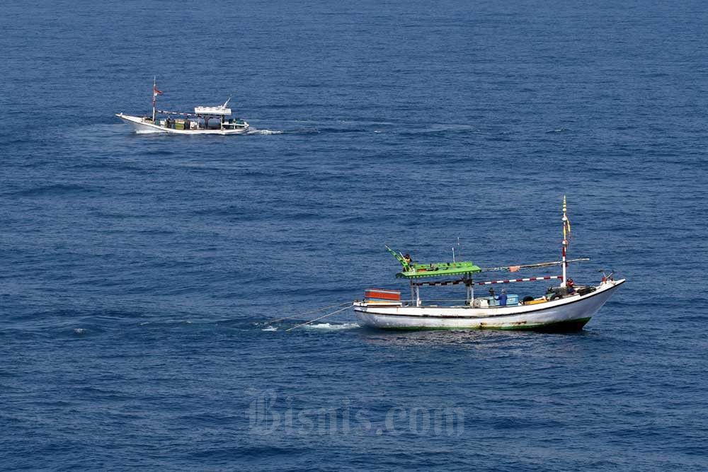 Nelayan menangkap ikan di laut Jawa, Minggu (24/7/2022). Bisnis/Paulus Tandi Bone