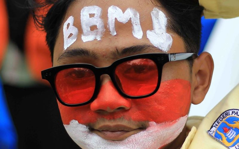  Ribuan Mahasiswa Padang Bilang Kebijakan Menaikan Harga BBM Mencekik Rakyat