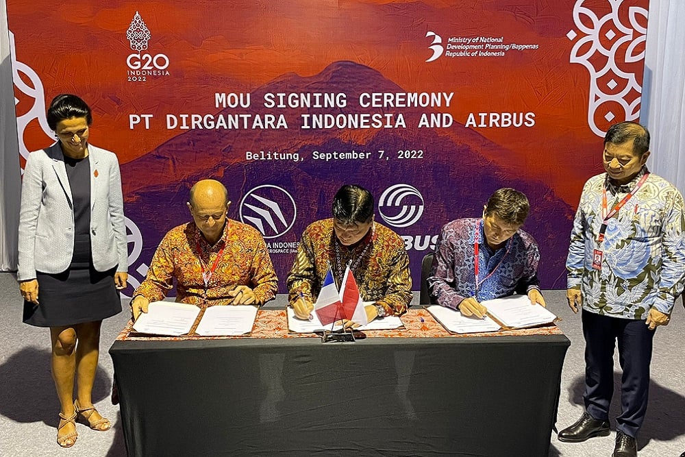 Perwakilan PT Dirgantara Indonesia (PT DI) dan Airbus menandatangani perjanjian kerja sama disaksikan Menteri Bappenas Suharso Monoarfa di sela-sela acara G20 Development Working Group di Tanjung Binga, Belitung pada Rabu (7/9/2022)/Dok. Bappenas