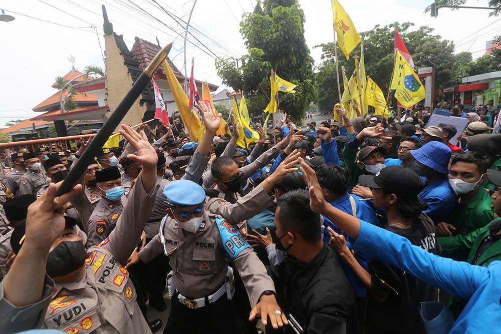  Aksi Demo Mahasiswa di Kediri Berakhir Ricuh