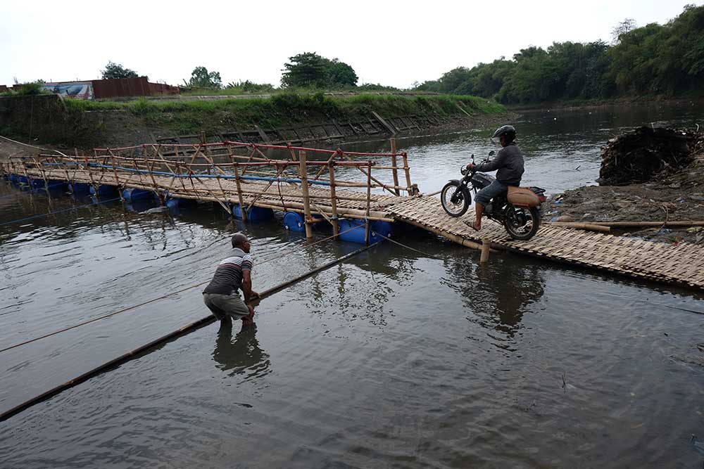  Warga Membuat Jembatan Bambu di Atas Sungai Bengawan Solo Sebagai Jalan Alternatif