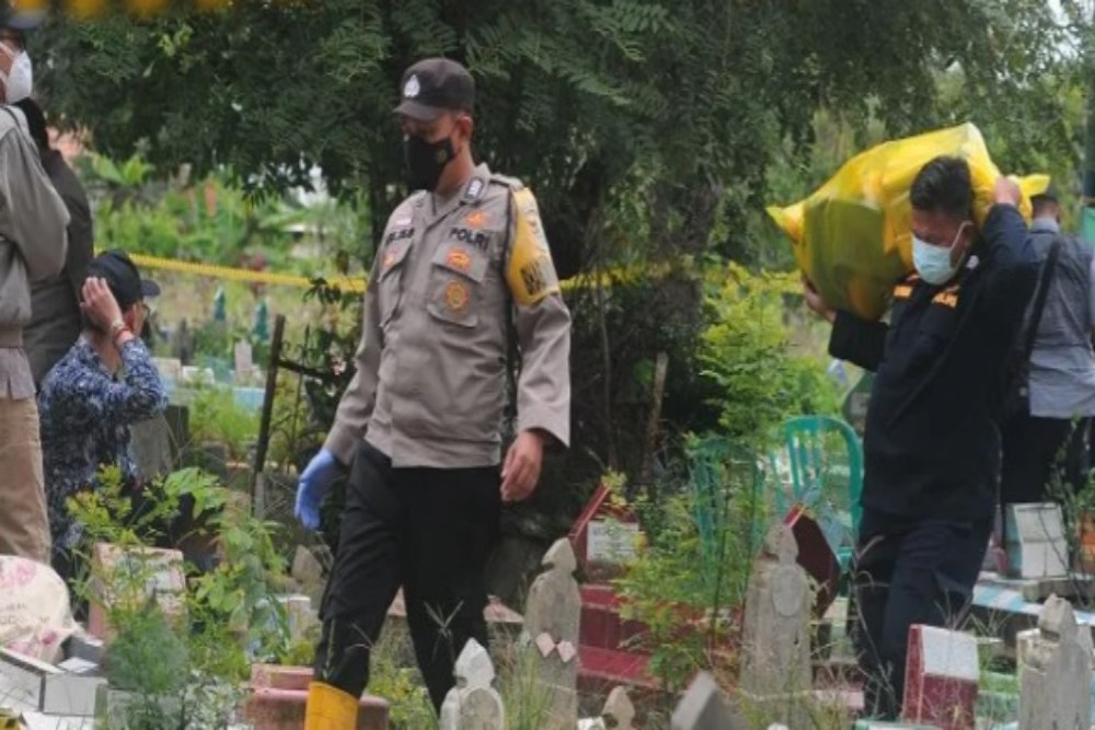 Sejumlah anggota tim forensik meninggalkan lokasi usai melakukan autopsi menyeluruh pada jenazah AM santri Pondok Modern Darussalam Gontor 1 di TPU Sei Selayur Kalidoni Palembang, Sumsel. Kamis (8/9/2022)./Antara
