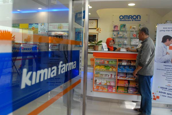 Konsumen melakukan transaksi di salah satu apotek Kimia Farma. /Bisnis.com