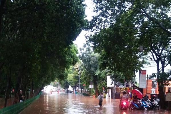 Hujan deras pada Senin (11/12/2017) menyebabkan sejumlah ruas jalan di Jakarta banjir./Twitter Polda Metro Jaya