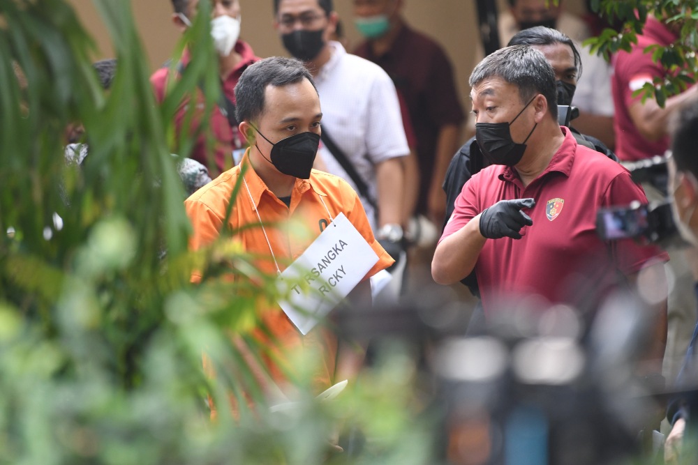 Tersangka RR (kiri) memeragakan salah satu adegan rekonstruksi di rumah dinas Irjen Ferdy Sambo yang merupakan tempat kejadian perkara di Jalan Duren Tiga Barat, Kompleks Polri Duren Tiga, Jakarta, Selasa (30/8/2022). Kepolisian melakukan rekonstruksi dugaan pembunuhan Brigadir Yosua di rumah pribadi Irjen Ferdy Sambo dan rumah dinas.ANTARA FOTO/Aditya Pradana Putra/YU