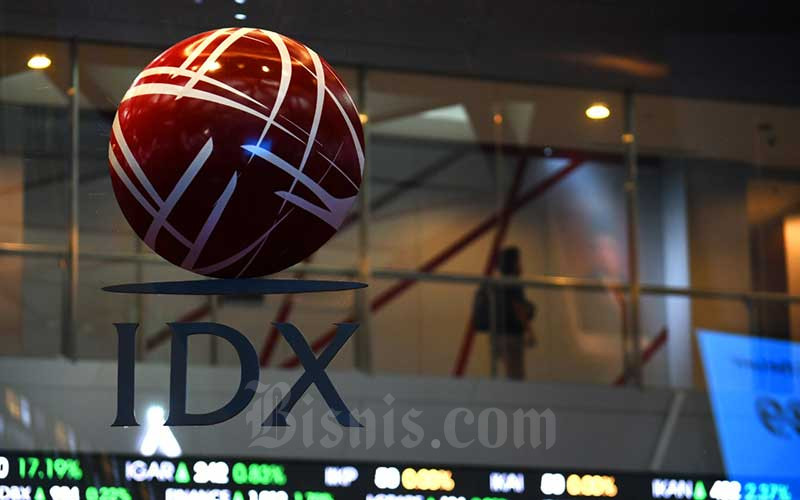 Pegawai melintas di depan layar monitor perdagangan Indeks Harga Saham Gabungan (IHSG) di Bursa Efek Indonesia di Jakarta, Rabu (3/6/2020). Bisnis/Abdurachman