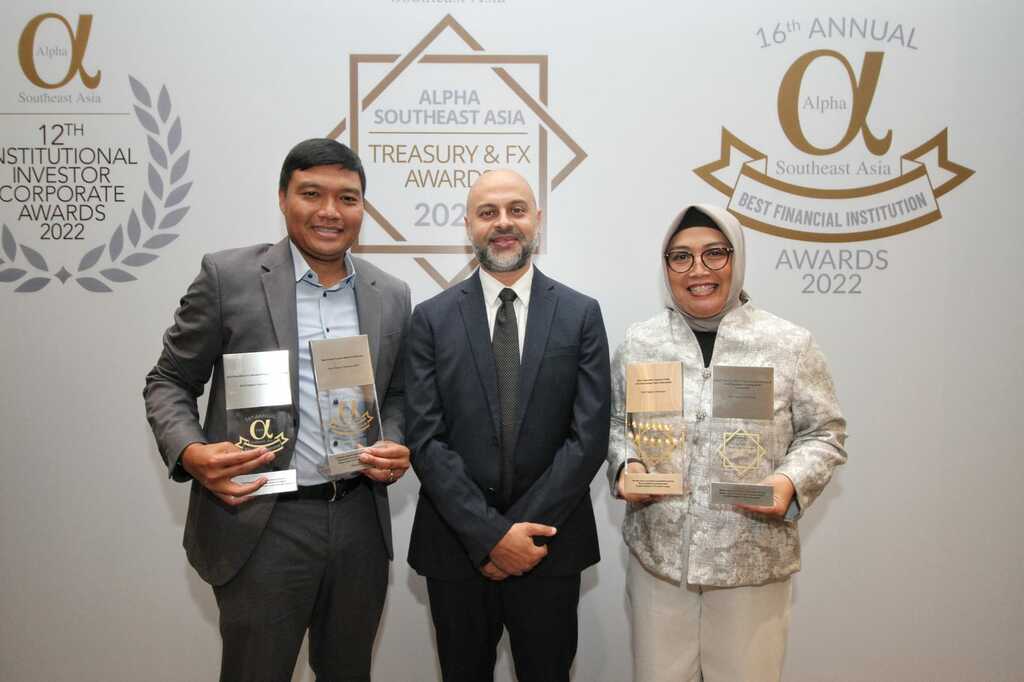 Foto: Vice President Divisi Internasional BNI Ida Bagus Wid Dwipayana, CEO Alpha Southeast Asia Siddiq Bazarwala, dan General Manager BNI Treasury Rini Yuniar dalam penerimaan empat penghargaan dari Alpha Southeast Asia di Jakarta, Kamis (8/9/2022). 