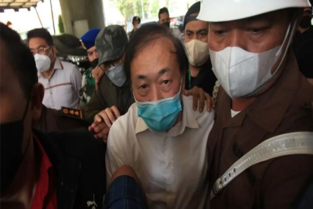 Tersangka kasus dugaan tindak pidana korupsi PT Duta Palma, Surya Darmadi,(tengah) tiba di Kejaksaan Agung (Kejagung), Jakarta, Senin (15/8/2022). Kejagung menetapkan pemilik PT Duta Palma Group, Surya Darmadi sebagai tersangka kasus dugaan tindak pidana korupsi dan pencucian uang terkait penyerobotan lahan oleh PT Duta Palma Group di Kabupaten Indragiri Hulu, Riau./Antara