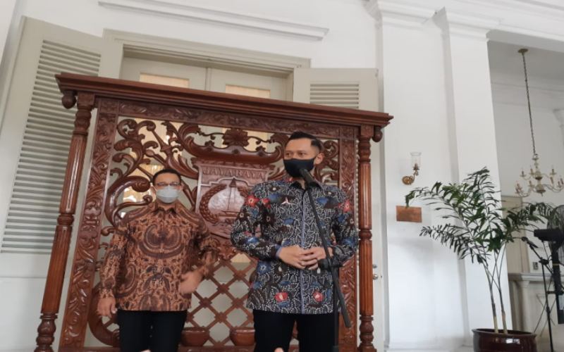 Ketua Umum Partai Demokrat Agus Harimurti Yudhoyono atau AHY memberikan keteranagan usai bertemu dengan Gubernur DKI Jakarta Anies Baswedan, Kamis (6/5/2021)./Nyoman Ary Wahyudi