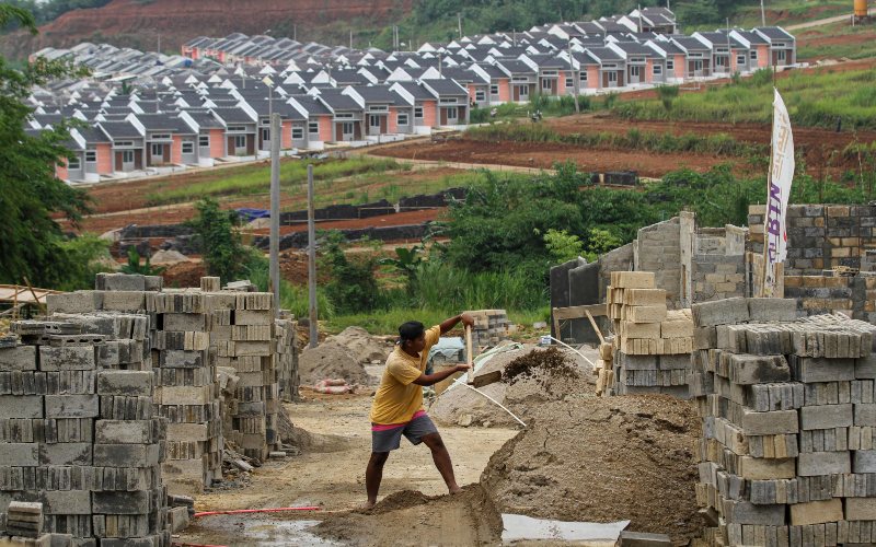 Pekerja sedang menggarap proyek perumahan yang dibiayai oleh BTN. /Bisnis-Arief Hermawan P